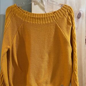 Hollister ladies crew neck knit sweater features size small